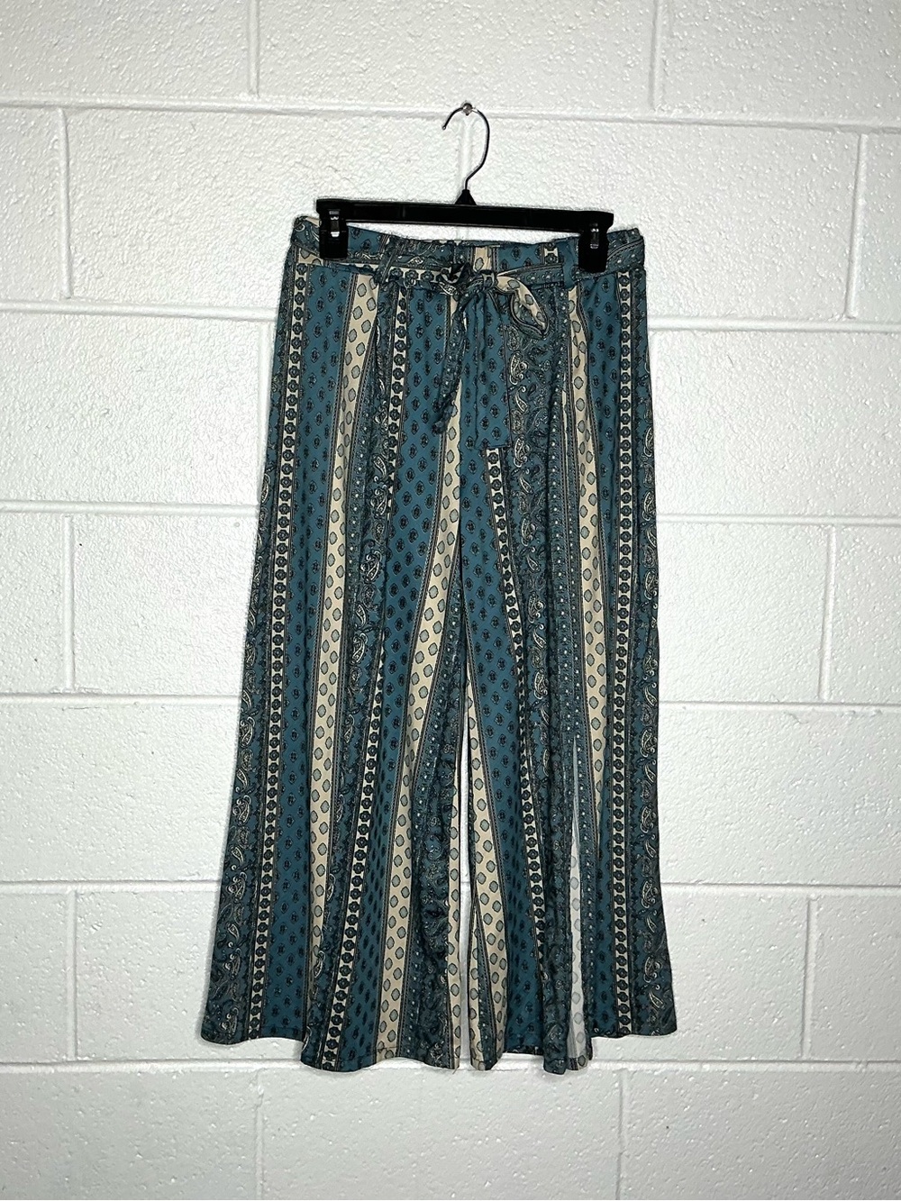 < Earthbound Boho Paisley Pattern Wide Leg Pants Size Medium >